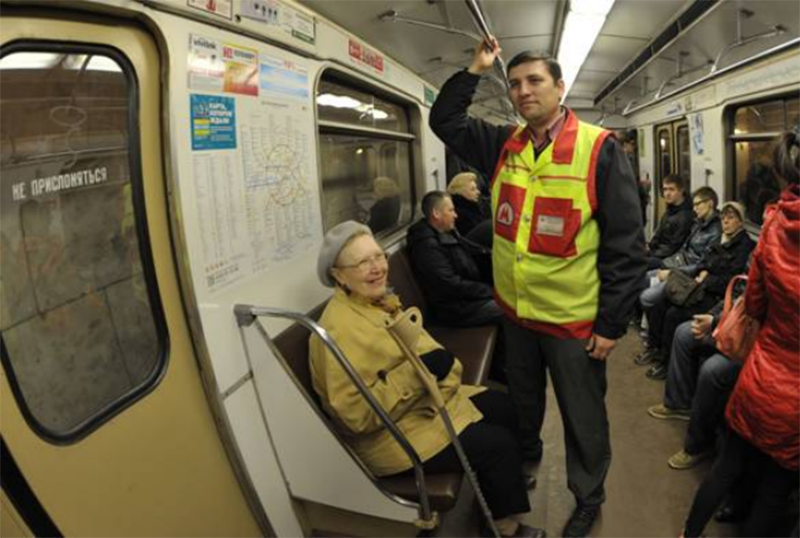 Услуги метрополитена. Люди в метро. Метро для детей. Сопровождающий в метро. Сопровождение детей в метро.